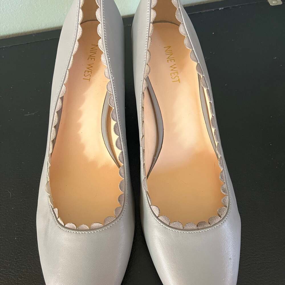 Nine West Size 8.5 M Finneyo Leather Gray Slip On Scallop #2700